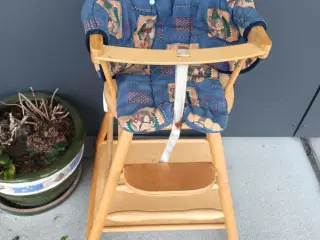 DEJLIG HØJ STOL, DER KAN ÆNDRES I TRÆ, INCL HYNDE