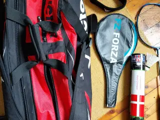 Badminton ketsjer med taske og tilbehør. 