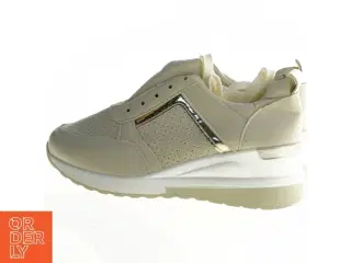 Beige sneakers med sølv detaljer (str. 39)