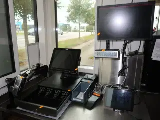Kasseapparat CBE med bonprinter, pengeskuffe, computerskærm m.m.