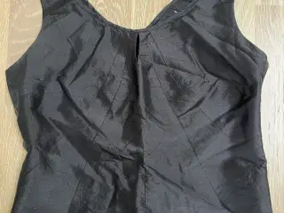 SILKE TOP fra Creton,- flotte detaljer i ryggen