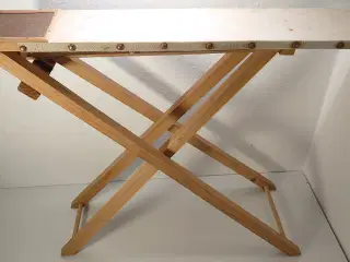 Gammelt børne strygebræt. H44,5cm, L60cm.