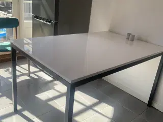 Spisebord i hvid pianolak med stålben