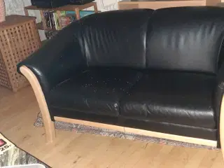 Sofa . 2 personers. Sort skind,med massiv bøgestel