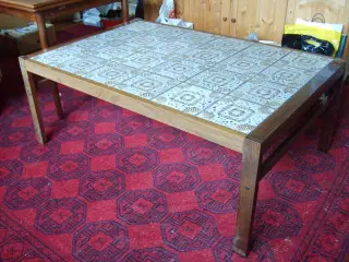 Sofabord i palisander med 24 kakler