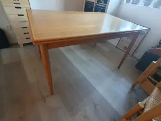 Spisebord med hollandskudtræk