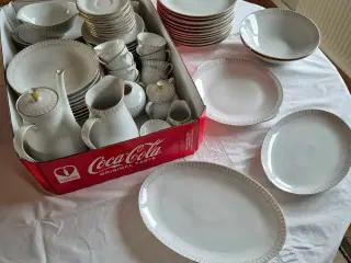 Flot og velholdt Kaffe/Spisestel sælges.