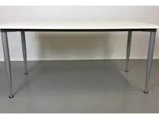Kinnarps konferencebord med hvid plade på grå ben