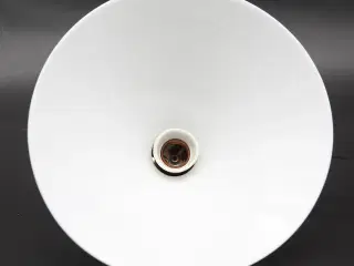 Gl. opalglas skomagerpendel med porcelænsfatning