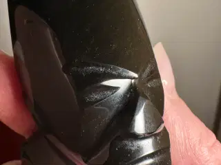 Vintage figurer håndskårede af træ og obsidian