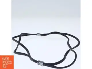 Sort læder armbånd med sølvcharm (str. 60 cm)