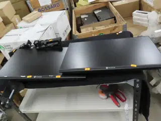 2 stk. Computerskærme samt dobbelt skærmholder