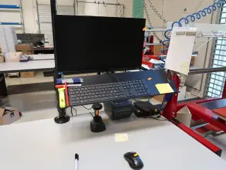 Computerskærm LENOVO, tastatur, håndscanner, computer LENOVO