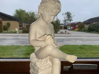 Læsende dreng. Antik. 28 cm høj