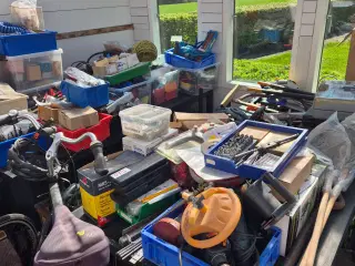 Tøm en  udestue, fyldt med diverse værktøj, elværk