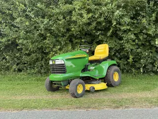 John Deere LT170 – 16 hk V-Twin havetraktor (2005)
