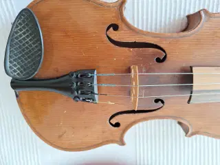Violin med bue og kasse