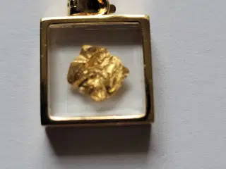 Vedhæng. Måler ca. 1,5 x 1,5 cm. 