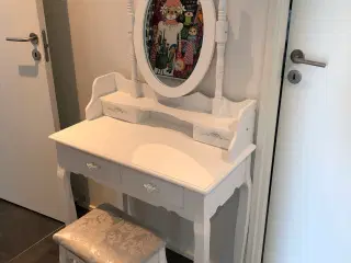 Sminkebord med skammel