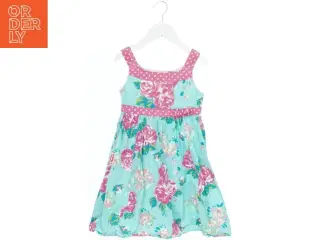 Sommerkjole med blomsterprint fra F&F (str. 122)