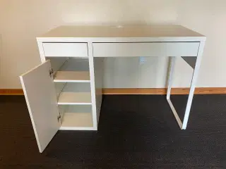 MICKE skrivebord 105 cm x 50 cm