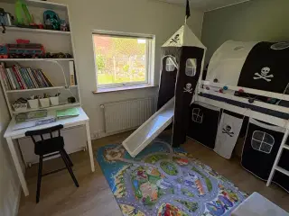 Pirat høj seng med hule 