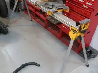 Kap/ geringssav DEWALT DWS777 -QS med arbejdsbord