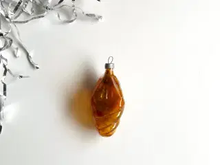 Brunt, kantet ornament