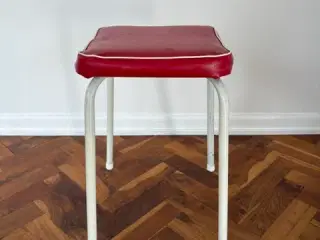 Taburet med rød polstret sæde
