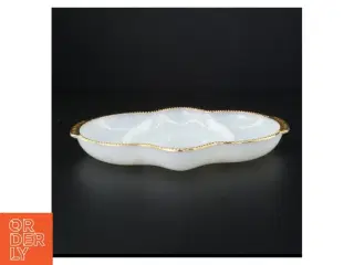 Hvid Opaline mælkeglas ovnfast fad med guldkant fra Fire King (str. 28 x 20 cm)