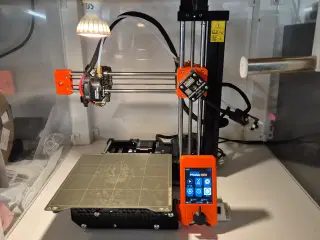Prusa Mini+ 3D printer i super stand med kabinet &