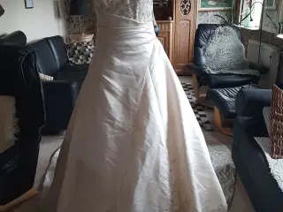 Brudekjole / matchende tøj til gommen