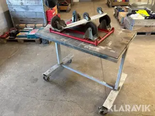 Arbejdsbord og møbelhund