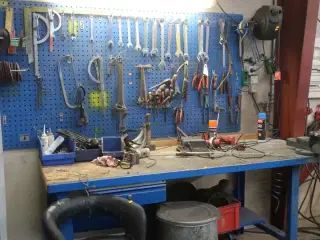 Arbejdsbord med værktøjstavle samt div. Værktøj