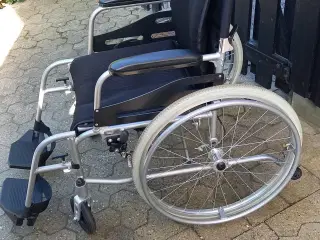 Letvægt kørestol af mærket Actiumplus 