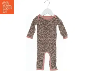 Heldragt til baby med leopardmønster fra Petit (str. 68)