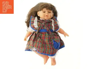 Dukke med skotskternet kjole (str. 44 cm)