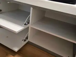 Tv bord med beton/hvid farve