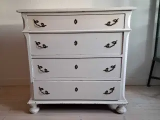 Gamle hvidmalet kommode