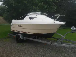 Quicksilver 460 med næsten ny motor