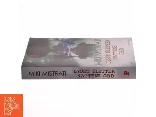 Lyset sletter nattens ord : roman af Miki Mistrati (f. 1968) (Bog)