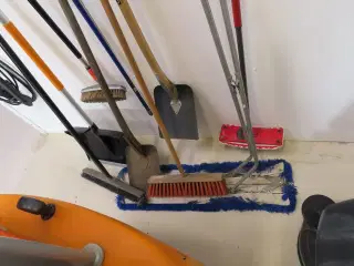 Diverse koste og skovle