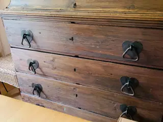 Dragkiste mørkt træ