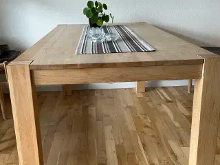 Spisebord i massiv eg