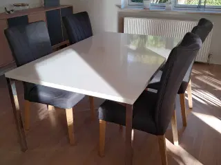 Spisebord med 4 stole sæt.