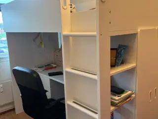 Børneseng med skrivebord