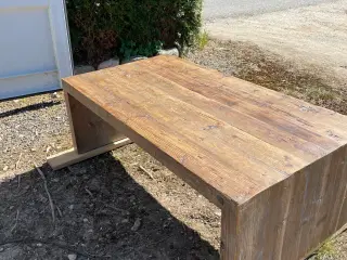 Rustikt og råt sofabord fra “Recycled Wood “