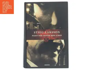Pigen der legede med ilden af Stieg Larsson (Bog)