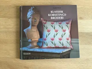 Klassisk Korsstingsbroderi   af Ingrid Plum