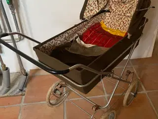 Dukkebarnevogn med dukker